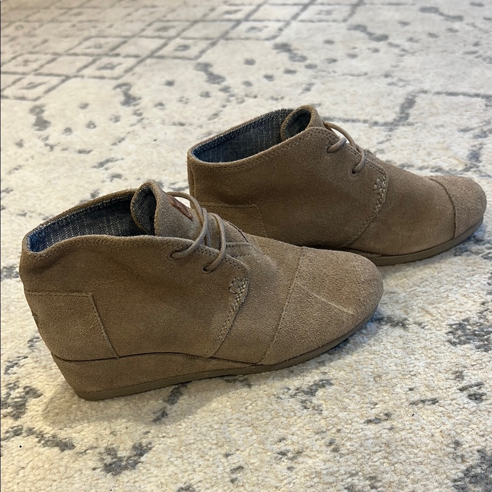 TOMS Toddler Taupe Lace-Up Suede Boots - Picture 3 of 6